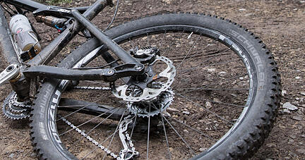 Ein Mountainbike liegt auf in einem Waldst&uuml;ck auf dem Boden. Derzeit verirren sich Biker in den W&auml;ldern der Region, weil Unbekannte Schilder an den Strecken abrei&szlig;en. Foto: Marijan Murat/dpa