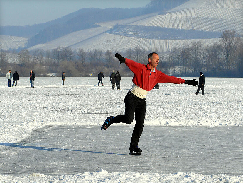 Winterspa&szlig; bei Eisesk&auml;lte auf dem Breitenauer See. Zugefrorene Seen locken Schlittschuhl&auml;ufer und Spazierg&auml;nger auf das Eis im Jahr 2009.