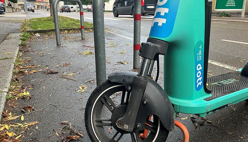 E-Scooter im neuen Look: Die elektrischen Roller wurden mit Aufklebern der neuen Marke versehen. Foto: Alexander Hettich