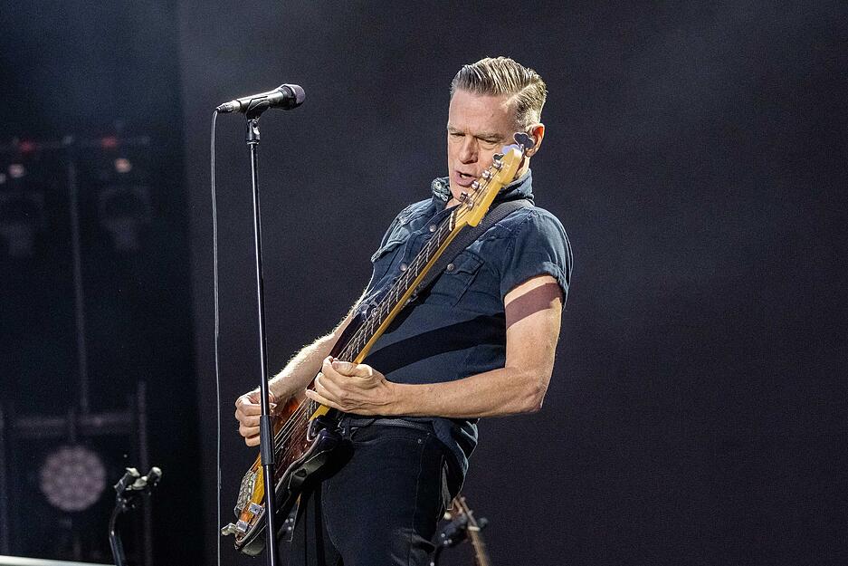 Mit Klassikern wie „Summer of ’69“ sorgt Bryan Adams beim Open-Air in Künzelsau für ausgelassene Festivalstimmung.