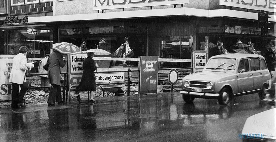Einen separaten und nicht ungefährlichen Gehweg erhalten Fußgänger 1975 in der vielbefahrenen Kaiserstraße während der wegen Umbaus zur Fußgängerzone gesperrten Sülmerstraße.