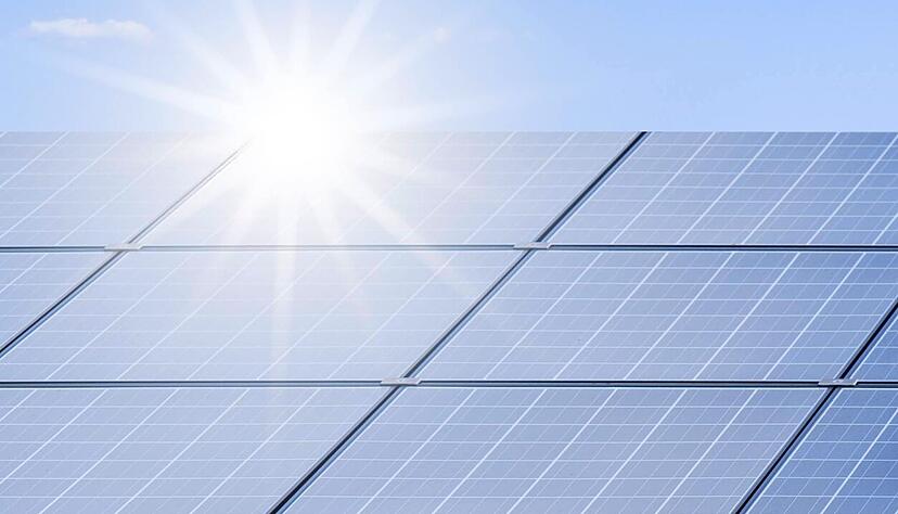 Wer eine Photovoltaikanlage aufs Dach setzt, kann die Energiequelle Sonne unkompliziert anzapfen. Kompliziert wird es erst mit der Steuererkl&auml;rung.
Foto: by-studio/stock.adobe.com