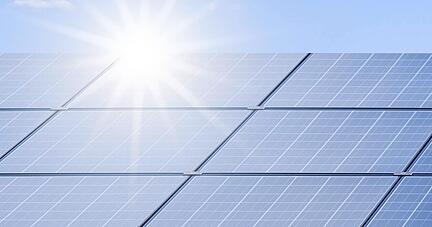 Wer eine Photovoltaikanlage aufs Dach setzt, kann die Energiequelle Sonne unkompliziert anzapfen. Kompliziert wird es erst mit der Steuererkl&auml;rung.
Foto: by-studio/stock.adobe.com