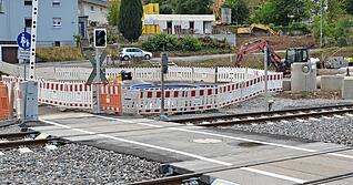 Noch sieht alles mehr als chaotisch aus, doch die Riesenbaustelle für den neuen Kreisverkehr liegt im Zeitplan und soll bis Ende Oktober abgeschlossen sein.
Foto: Stefanie Pfäffle Noch sieht alles mehr als chaotisch aus, doch die Riesenbaustelle für den neuen Kreisverkehr liegt im Zeitplan und soll bis Ende Oktober abgeschlossen sein.
Foto: Stefanie Pfäffle