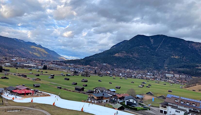 Die Talabfahrt des Hausbergs in Garmisch-Partenkirchen Anfang Januar. Die Talabfahrt des Hausbergs in Garmisch-Partenkirchen Anfang Januar.