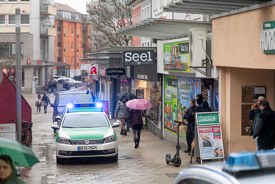 In der Straße "Am Wollhaus" kommt es am Dienstagmittag zu einem größeren Einsatz von Zoll und Polizei.