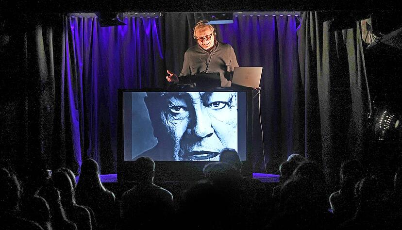 Der Mann am Pult und Herr der neun Avatare: Schauspieler und Regisseur
Andreas von Studnitz.