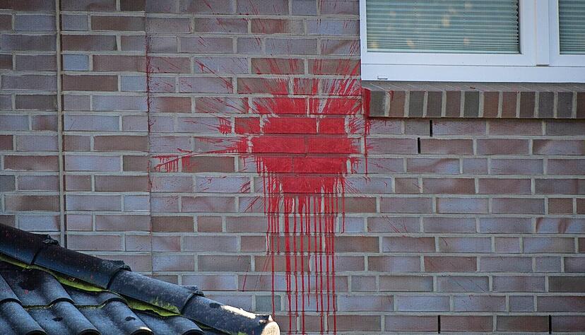 Einen &auml;hnlichen Angriff wie dieser auf das Haus eines Hamburger SPD-Politikers musste eine Mulfinger Verwaltungsmitarbeiterin nun erleben.