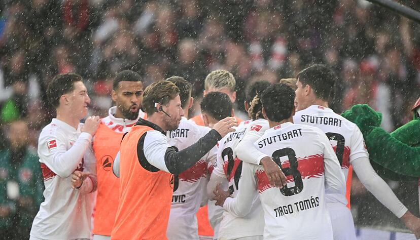 Der VfB jubelte kollektiv über den Treffer von Bilal El Khannouss. Der VfB jubelte kollektiv über den Treffer von Bilal El Khannouss.