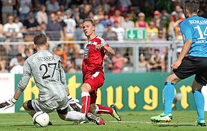 Marcel Gaus überwindet hier Marcel Susser zum zwischenzeitlichen 4:0. Enzo Romano (rechts) kann nicht mehr eingreifen. Marcel Gaus überwindet hier Marcel Susser zum zwischenzeitlichen 4:0. Enzo Romano (rechts) kann nicht mehr eingreifen.