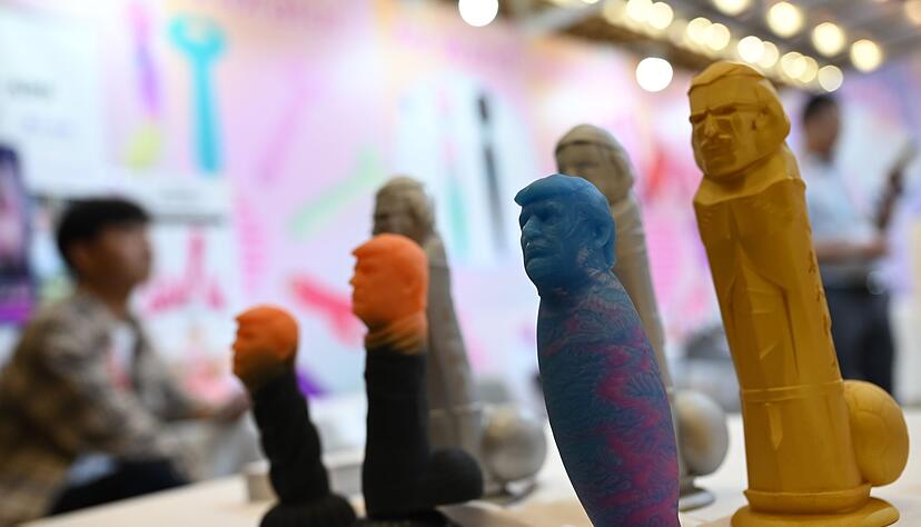 Kuriose Spielzeuge mit dem Kopf Donald Trumps waren auf der Messe auch zu finden.