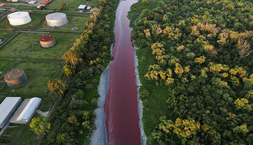 Die Ursache der Verf&auml;rbung in einem Industriegebiet ist bislang unbekannt.