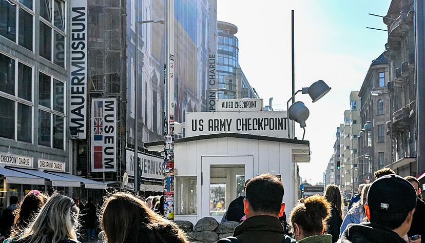 Touristen sind am Kontrollhaus am Checkpoint Charlie vor dem &laquo;Mauermuseum - Museum Haus am Checkpoint Charlie&raquo; zu sehen. (Archivbild)