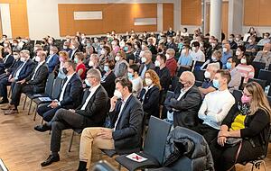 200 Gäste sind zum ersten Wahlcheck ins Intersport-Messezentrum Redblue gekommen. Foto: Andreas Veigel