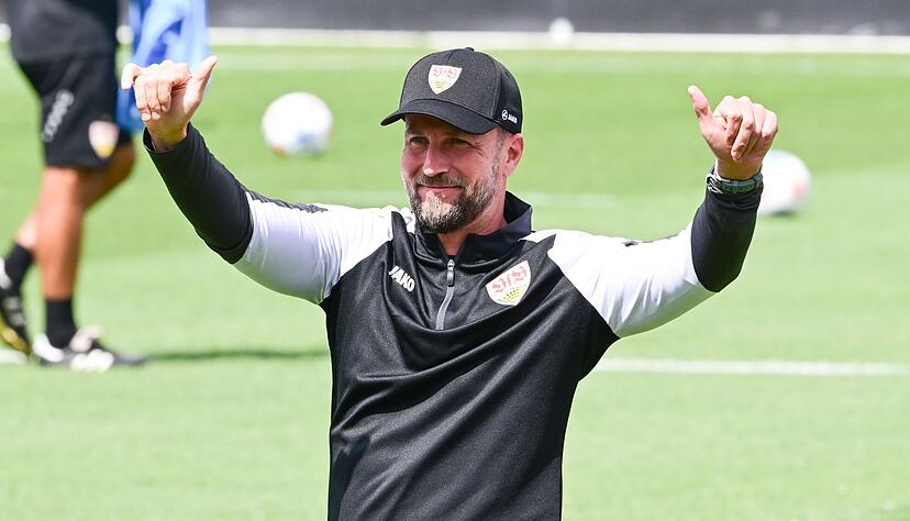 Trainer Sebastian Hoene&szlig; plant mit St&uuml;rmer Nick Woltemade.