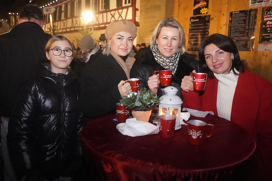 Am Samstag zeigt sich der Öhringer Weihnachtsmarkt besonders lebendig und gut besucht.