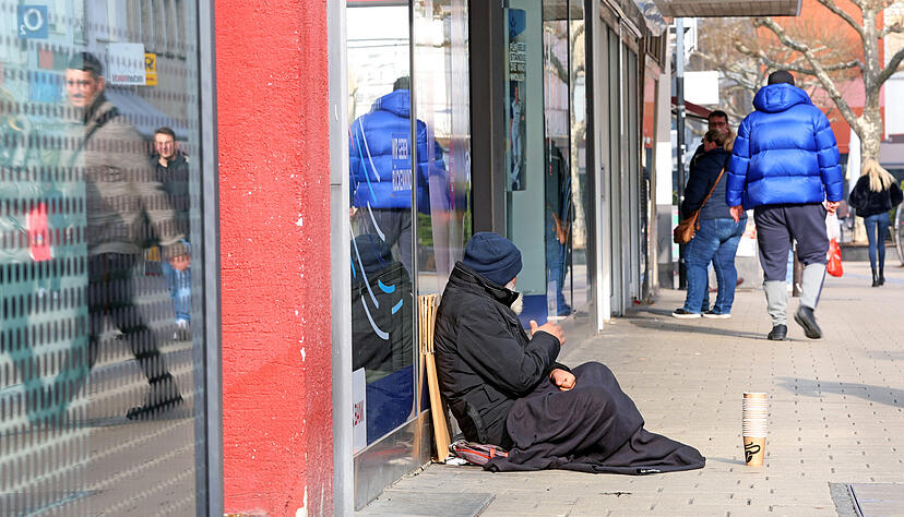 Ein Bettler am Heilbronner Wollhaus. Das sogenannte Demutsbetteln ist in der Stadt erlaubt.