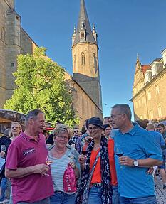 Die Familien Ende (links) und Gutjahr freuen sich, Freunde zu treffen.