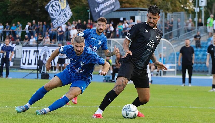 Innenverteidiger Denis Zagaria behauptet den Ball gegen einen Spieler des Regionalligisten SGV Freiberg.