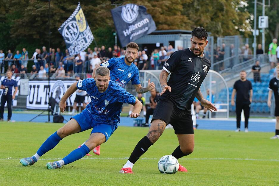 Innenverteidiger Denis Zagaria behauptet den Ball gegen einen Spieler des Regionalligisten SGV Freiberg. Innenverteidiger Denis Zagaria behauptet den Ball gegen einen Spieler des Regionalligisten SGV Freiberg.