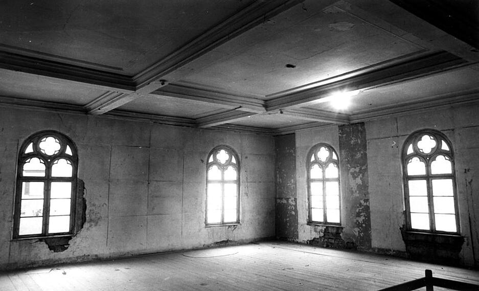 Der Zahn der Zeit hinterließ hier in der einst für die Frauen bestimmten ersten Etage ebenso seine Spuren wie der Spieltrieb von Kindern, dem die Fensterscheiben nicht standhielten. Zur Nutzung als Möbellager wurde ein Boden eingezogen. Der Zahn der Zeit hinterließ hier in der einst für die Frauen bestimmten ersten Etage ebenso seine Spuren wie der Spieltrieb von Kindern, dem die Fensterscheiben nicht standhielten. Zur Nutzung als Möbellager wurde ein Boden eingezogen.