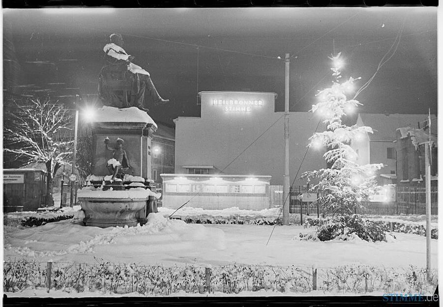 1950 wechselt die Heilbronner Stimme in ihr neues Druck- und Verlagshaus an der Synagogengasse. Links ist das Robert-Mayer-Denkmal sichtbar. 1950 wechselt die Heilbronner Stimme in ihr neues Druck- und Verlagshaus an der Synagogengasse. Links ist das Robert-Mayer-Denkmal sichtbar.