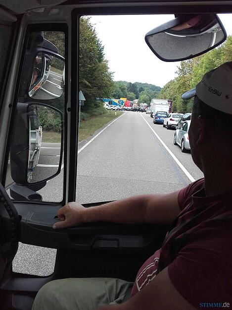 Vor der Unfallstelle staute sich der Verkehr.