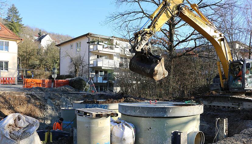 Zugebaggert: Die letzten Arbeiten am kleineren Regenüberlaufbecken RÜB 12, das inzwischen schon nicht mehr zu sehen ist.