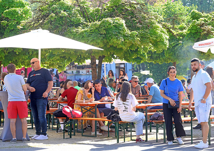 Bei bestem Wetter lockt das Event zahlreiche Besucher an. Bei bestem Wetter lockt das Event zahlreiche Besucher an.