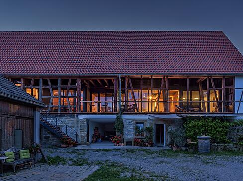 Eine alte Scheune wird zum eleganten Loft. Eine alte Scheune wird zum eleganten Loft.