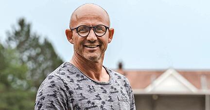 Kristian Baumgärtner auf dem Rasen des Dietmar-Hopp-Stadions in Hoffenheim, wo er schon selbst als Spieler aktiv war.
Foto: Philip Achenbach Kristian Baumgärtner auf dem Rasen des Dietmar-Hopp-Stadions in Hoffenheim, wo er schon selbst als Spieler aktiv war.
Foto: Philip Achenbach