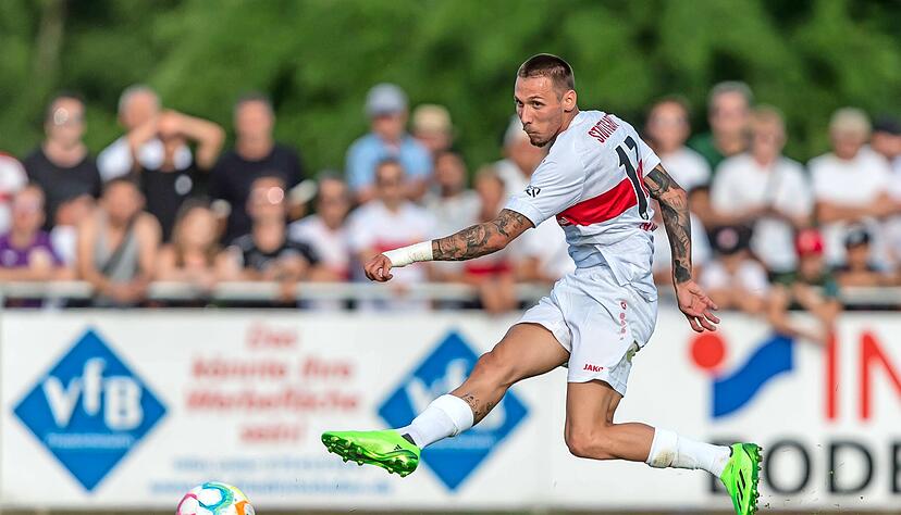 Rückkehrer Darko Churlinov schießt hier das Tor zum 2:1 im Testspiel gegen den FC Zürich am Samstag in Friedrichshafen.
Foto: Harry Langer/Defodi Images/dpa Rückkehrer Darko Churlinov schießt hier das Tor zum 2:1 im Testspiel gegen den FC Zürich am Samstag in Friedrichshafen.
Foto: Harry Langer/Defodi Images/dpa