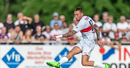 Rückkehrer Darko Churlinov schießt hier das Tor zum 2:1 im Testspiel gegen den FC Zürich am Samstag in Friedrichshafen.
Foto: Harry Langer/Defodi Images/dpa