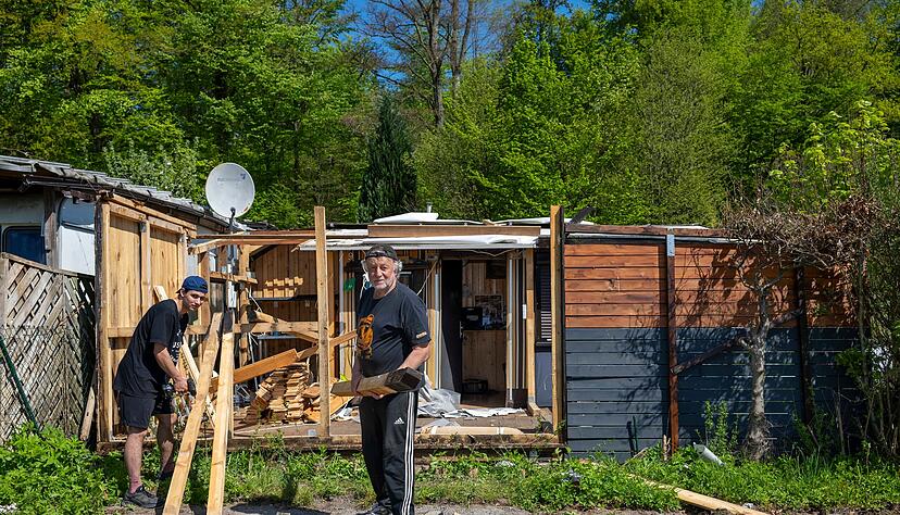 Willi Alt (rechts) und sein Schwiegersohn zerlegen das hölzerne Vorzelt von Hand. Seinen Wohnwagen, der nicht mehr mobil war, hat der Sprecher der Campinggemeinschaft verschenkt.
