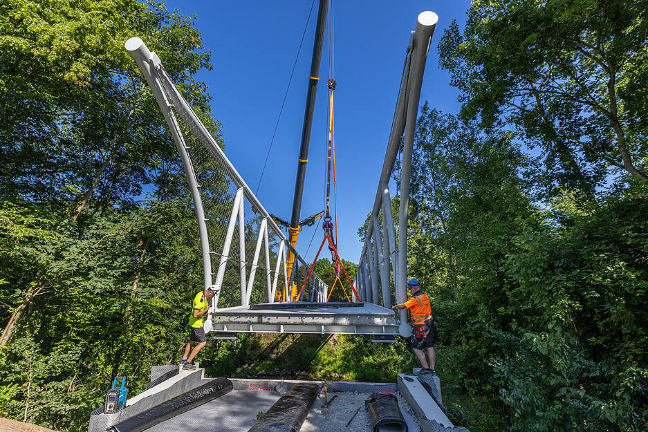 Der Autoverkehr fährt weiterhin über die Kocherbrücke. Diese war auch die Ausweichstrecke für Fußgänger und Radfahrer während der Sperrzeit.