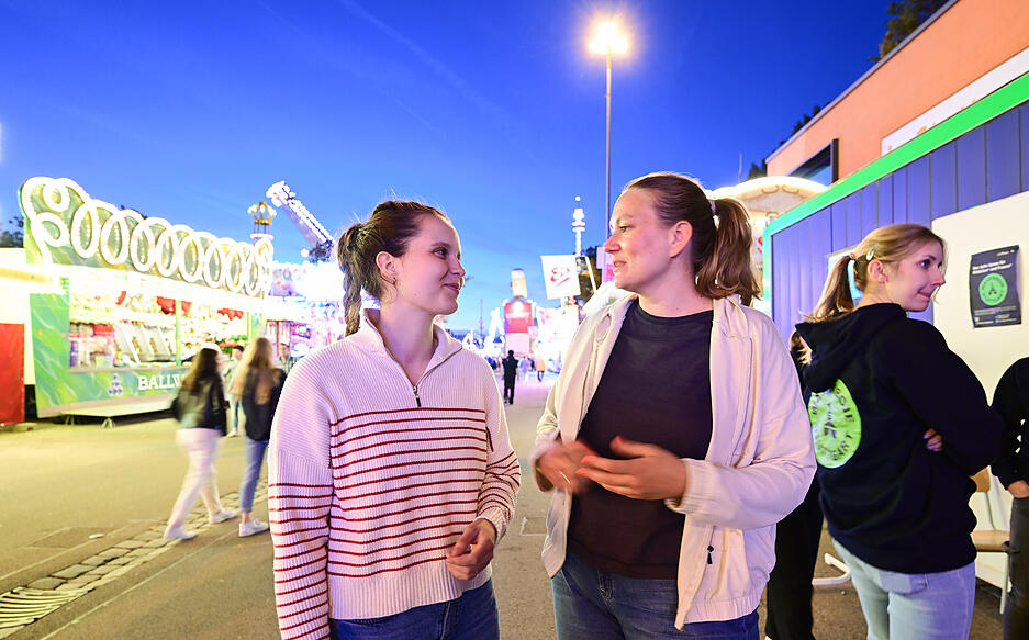 Ann-Kathrin Schnelle (l) und Franziska Haase-Flaig, die beiden Projektleiterinnen bei der "Wasenbojen" Anlaufstelle stehen vor dem Wasenbojen auf dem Volksfest Gelände. Ann-Kathrin Schnelle (l) und Franziska Haase-Flaig, die beiden Projektleiterinnen bei der "Wasenbojen" Anlaufstelle stehen vor dem Wasenbojen auf dem Volksfest Gelände.