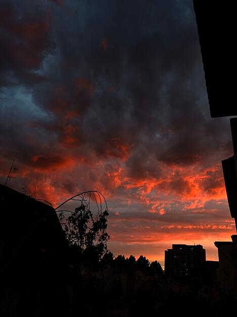 Der Himmel leuchtet feuerrot auf. Der Himmel leuchtet feuerrot auf.