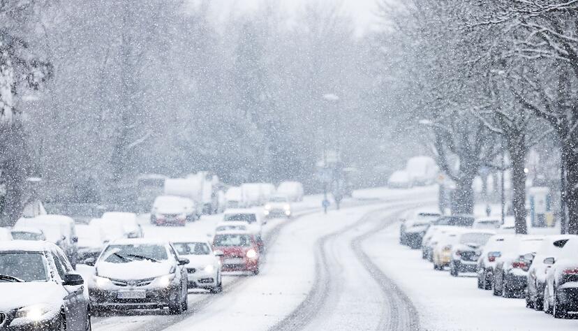 Nur langsam kommen Autos in der Kölner Innenstadt im dichten Schneetreiben voran. Nur langsam kommen Autos in der Kölner Innenstadt im dichten Schneetreiben voran.
