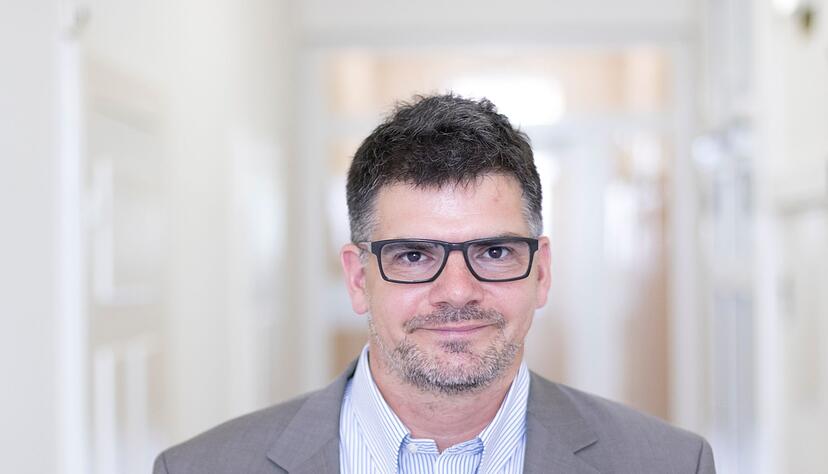 Dr. Marc Schmid ist Leitender Psychologe Forschung an den Universitären Psychiatrischen Kliniken Basel und Vorstandsmitglied der Deutschsprachigen Gesellschaft für Psychotraumatologie (DeGPT).