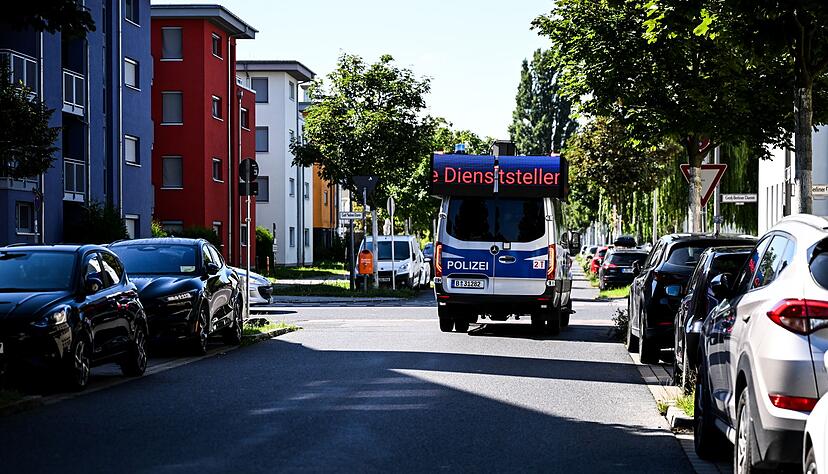 Ein Lautsprecherwagen f&auml;hrt durch ein Wohngebiet in Adlershof im Bezirk Treptow-K&ouml;penick.