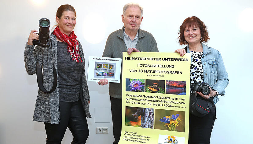 Tanja Blind, Wolfgang Kynast und Sigrid Schlottke (von links) zeigen das Plakat und den Katalog zur Ausstellung &bdquo;Heimatreporter unterwegs&ldquo;. Foto: Ralf Seidel