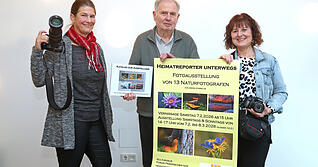 Tanja Blind, Wolfgang Kynast und Sigrid Schlottke (von links) zeigen das Plakat und den Katalog zur Ausstellung &bdquo;Heimatreporter unterwegs&ldquo;. Foto: Ralf Seidel