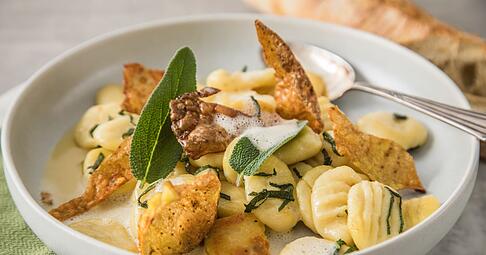 Mediterraner Genuss: Die Mischung aus Salbei und Butter passt perfekt zu Gnocchi, und sorgt f&uuml;r ein aromatisches, feines Geschmackserlebnis.