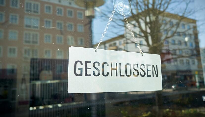 Nur noch wenige Geschäfte haben geöffnet. Die schlagartig weggebrochenen Einnahmen bringen viele Einzelhändler in Existenznot. Ein großer Anteil befürchtet bereits die Insolvenz.
Foto: Heiko Küverling/stock.adobe.com Nur noch wenige Geschäfte haben geöffnet. Die schlagartig weggebrochenen Einnahmen bringen viele Einzelhändler in Existenznot. Ein großer Anteil befürchtet bereits die Insolvenz.
Foto: Heiko Küverling/stock.adobe.com
