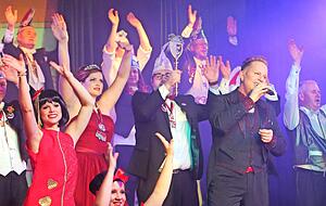 Beim Finale der WFG-Prunksitzung in Bad Wimpfen dürfen dann alle auf die Bühne. Zusammen mit den Narren singt Mike Malte Löbel noch einmal "In Wimpfe is schee" und andere Hits. Die Vorstellung kommt beim Publikum sehr gut an.
 Fotos: Andreas Veigel