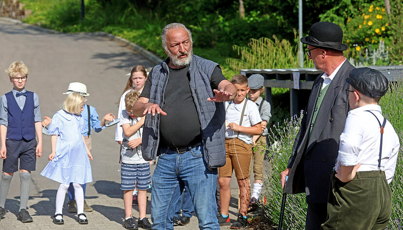Andreas Posthoff zeigt Werner Hillen, der den B&ouml;sewicht Herr Grundeis gibt, wie er sich diese Szene vorstellt.