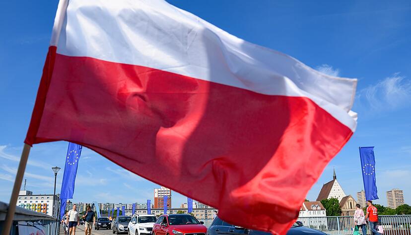 Polen beginnt ab Montag mit Grenzkontrollen zu Deutschland - das könnte zu Staus führen. Das Bundesinnenministerium will Staus durch deutsche Kontrollen vermeiden. Polen beginnt ab Montag mit Grenzkontrollen zu Deutschland - das könnte zu Staus führen. Das Bundesinnenministerium will Staus durch deutsche Kontrollen vermeiden.