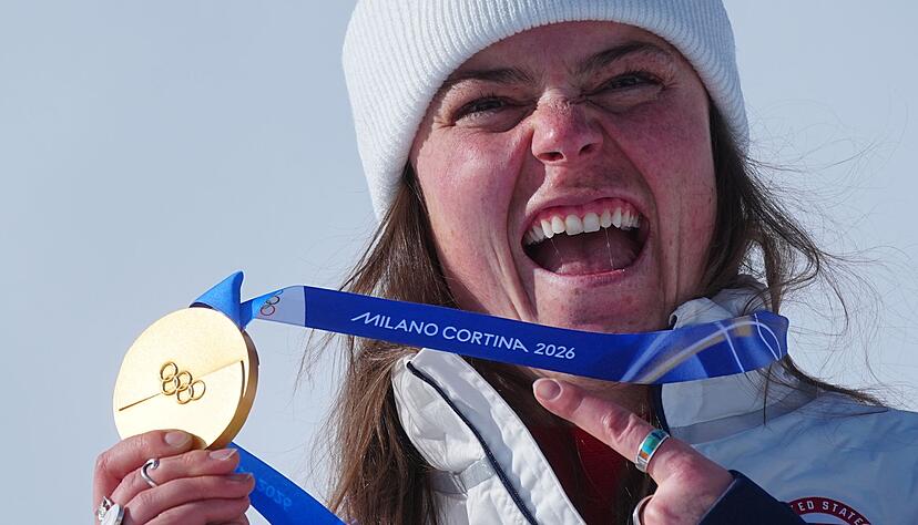 Da waren Medaille und Band noch vereint: Breezy Johnson nach ihrem Abfahrts-Coup.