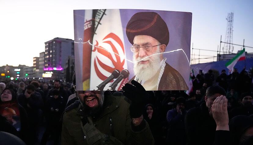 Aus dem Im Iran gibt es nach der Tötung Chameneis sowohl Berichte über Trauer als auch über ausgelassenes Feiern. Aus dem Im Iran gibt es nach der Tötung Chameneis sowohl Berichte über Trauer als auch über ausgelassenes Feiern.