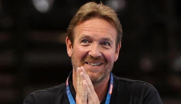 Trainer Martin Schwalb bat seine Spieler zum Trainingsauftakt. Foto: Christian Charisius